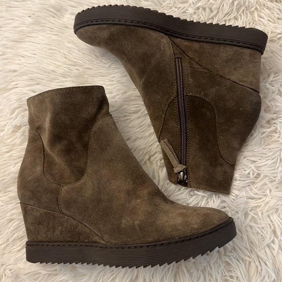 NEW $150 Sofft Shary DK Taupe Suede Wedge ankle bootie women size 9 - Picture 6 of 9